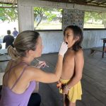 Médica examinando menina indígena do povo Yanomami