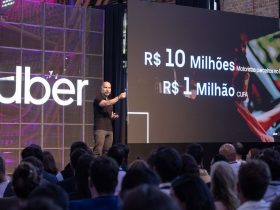 O CEO da Uber, Dara Khosrowshahi, durante um evento em São Paulo