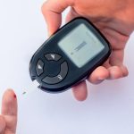 Teste de açúcar no sangue com medidor de glicose. Diabetes Por Daria_Nipot