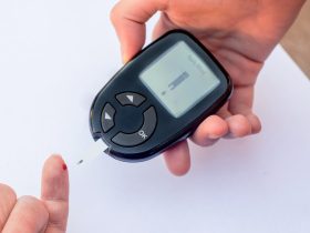 Teste de açúcar no sangue com medidor de glicose. Diabetes Por Daria_Nipot