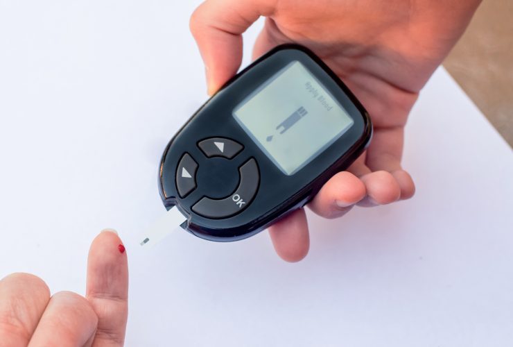 Teste de açúcar no sangue com medidor de glicose. Diabetes Por Daria_Nipot