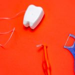 Fita dental, fio dental com cabo e mini escovinha para dente