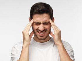 Pessoa com cefaleia, a conhecida dor de cabeça