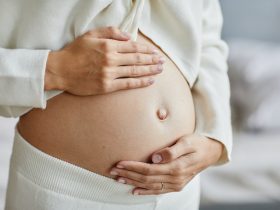 Mulher grávida segurando a barriga