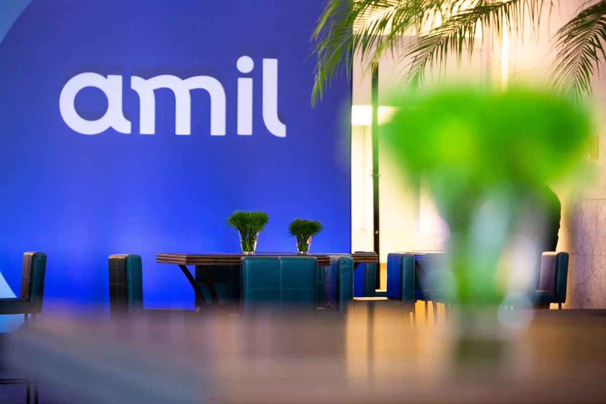 Sala com a logo da empresa de saúde Amil