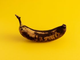 Uma banana passada simbolizando um pênis com câncer