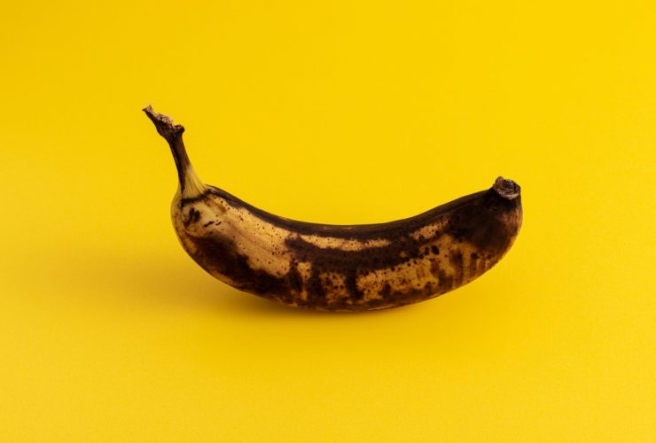 Uma banana passada simbolizando um pênis com câncer