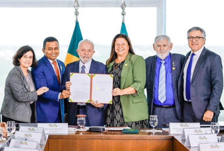 Presidente Lula e a Ministra da Saúde Nísia durante a sanção da nova lei.