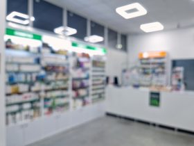 Imagem interna de uma farmácia