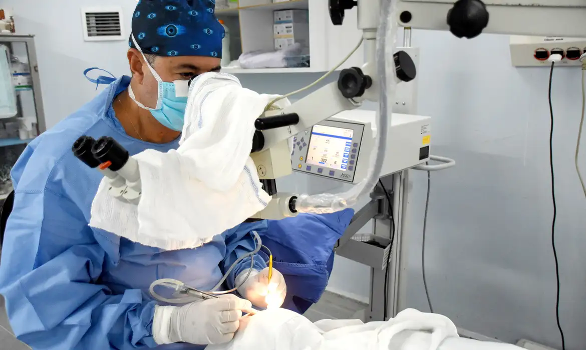 Médico realizando cirurgia para glaucoma