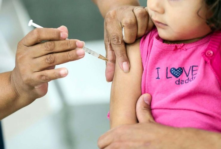 Criança recebendo dose de vacina