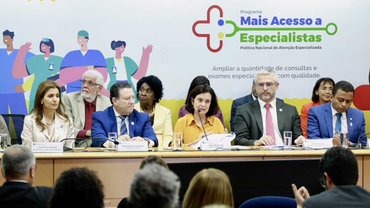 A ministra da Saúde, Nísia Trindade, e o secretário de Atenção Especializada, Adriano Massuda, apresentando o Programa Mais Acesso à Especialistas (PMAE).