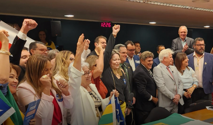 Comemoração após piso salarial dos farmacêuticos ser aprovado na Comissão de Trabalho