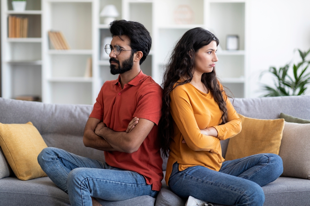 Um casal que enfrenta problemas e não sabe se comunicar