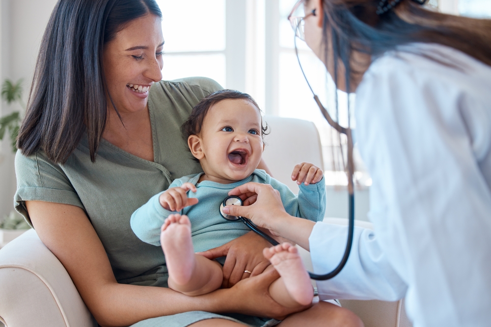 Uma criança sendo examinada por uma pediatra