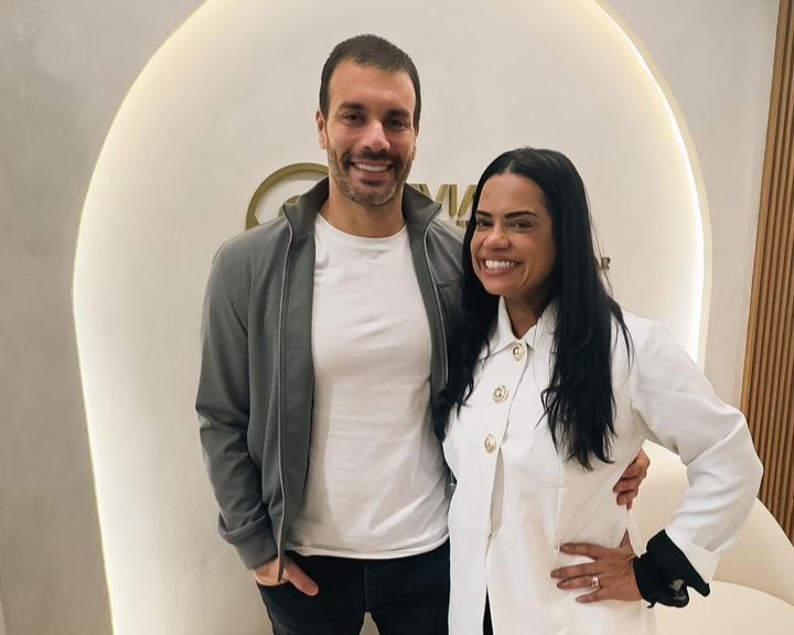 O ator Robson Maia com a tricologista Viviane Coutinho