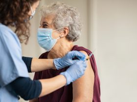 Pessoa idosa tomando vacina