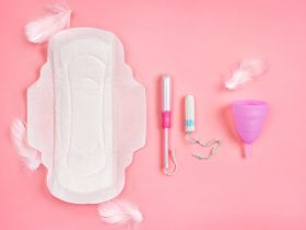 Diferentes tipos de absorvente feminino para mestruação