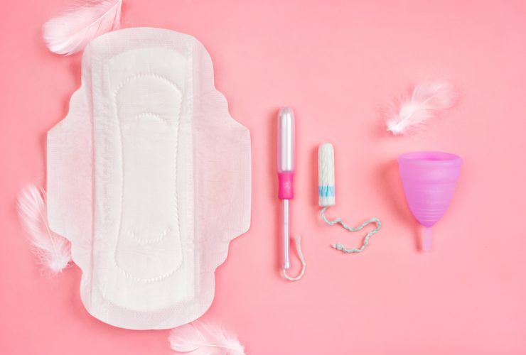 Diferentes tipos de absorvente feminino para mestruação