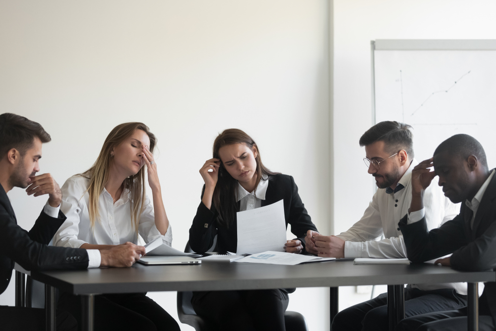 Uma equipe de trabalhadores insatisfeita