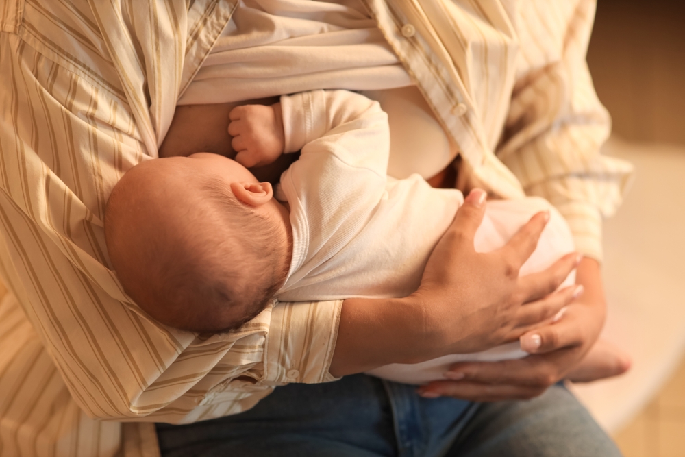 Uma mãe amamentando um bebê