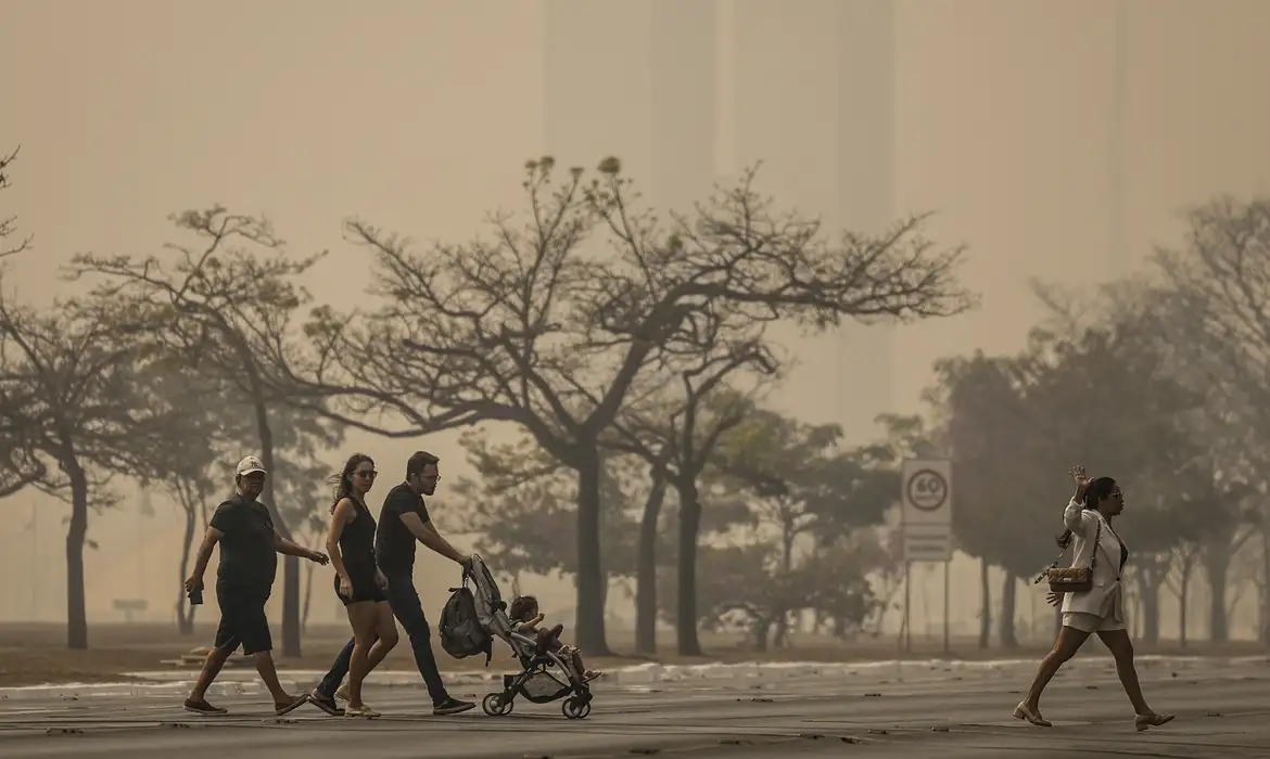 Pessoas andando entre a fumaça das queimadas | Foto de Marcelo Camargo para Agência Brasil