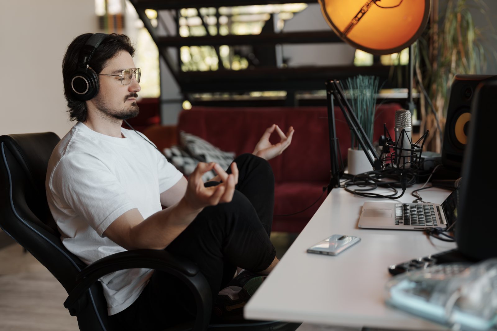 Jovem músico masculino meditando no estúdio de gravação Por arthurhidden