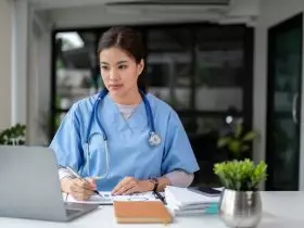 Estudante de medicina assistindo um vídeo aula