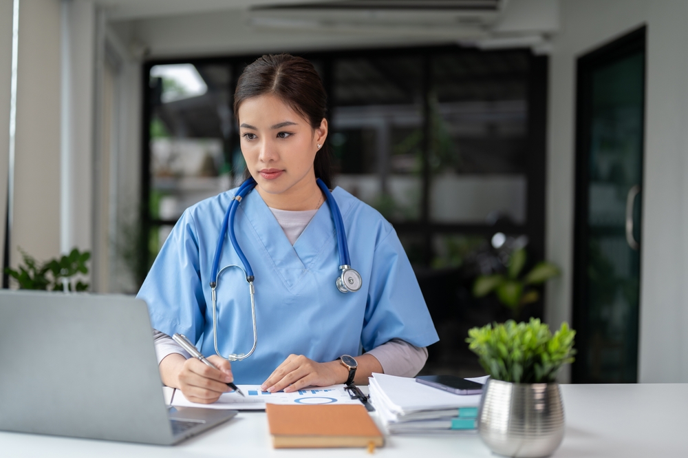 Estudante de medicina assistindo um vídeo aula