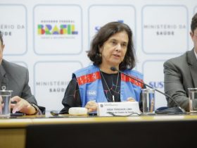 Ministra da Saúde, Nísia Trindade, durante coletiva