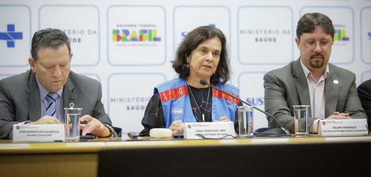 Ministra da Saúde, Nísia Trindade, durante coletiva