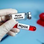 Ampola com sangue e vacina contra mpox