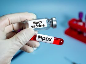 Ampola com sangue e vacina contra mpox