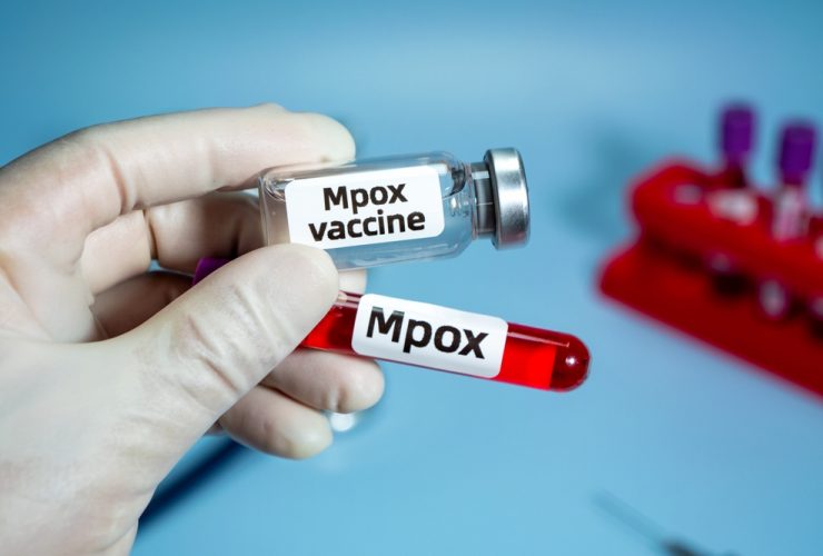 Ampola com sangue e vacina contra mpox