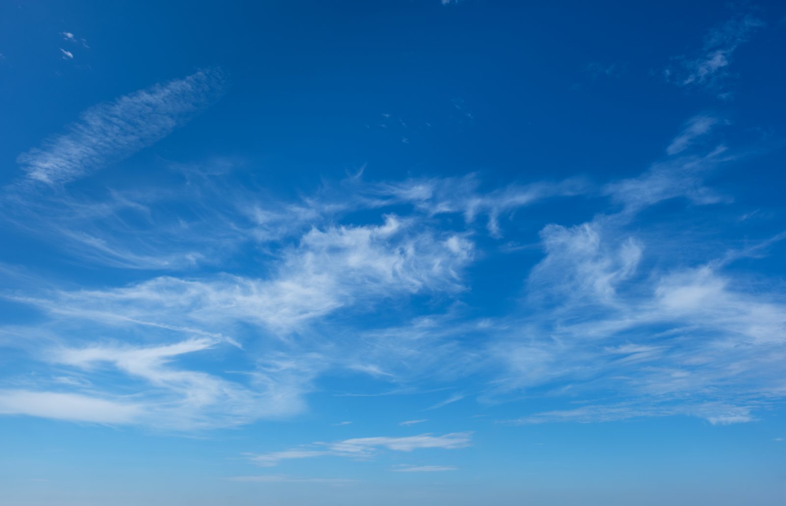 Céu azul claro com nuvens finas em um dia ensolarado Por Dmitry_Rukhlenko