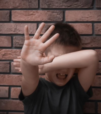 Exemplo de criança sofrendo bullying na escola