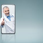 Um médico saindo da tela do smartphone