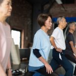 Pessoas idosas fazendo exercício físico