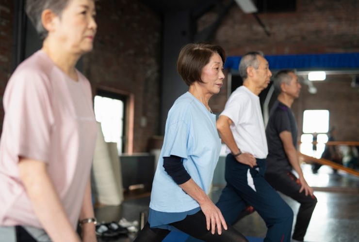 Pessoas idosas fazendo exercício físico