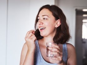 Faça o que for preciso para manter uma boa saúde. foto recortada de uma jovem tomando medicamentos em casa. Por YuriArcursPeopleimages