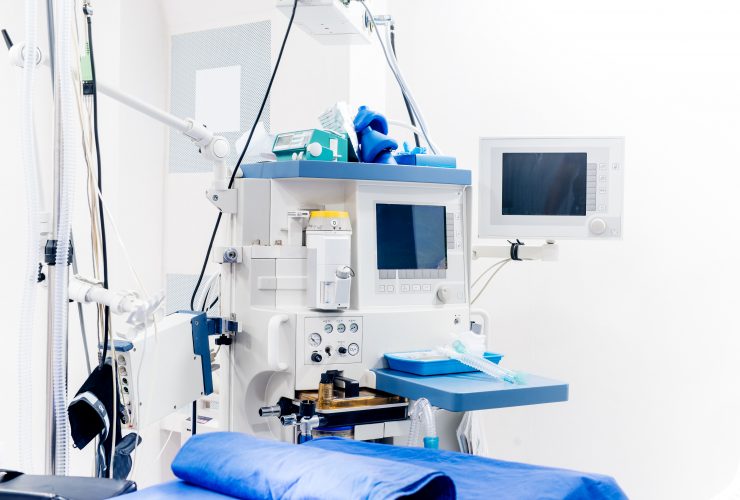 Equipamento tecnológico moderno na sala de cirurgia. Detalhes do equipamento médico de suporte de cuidados de vida Por stockcentral