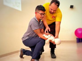 Bombeiro ensina a manobra de Heimlich