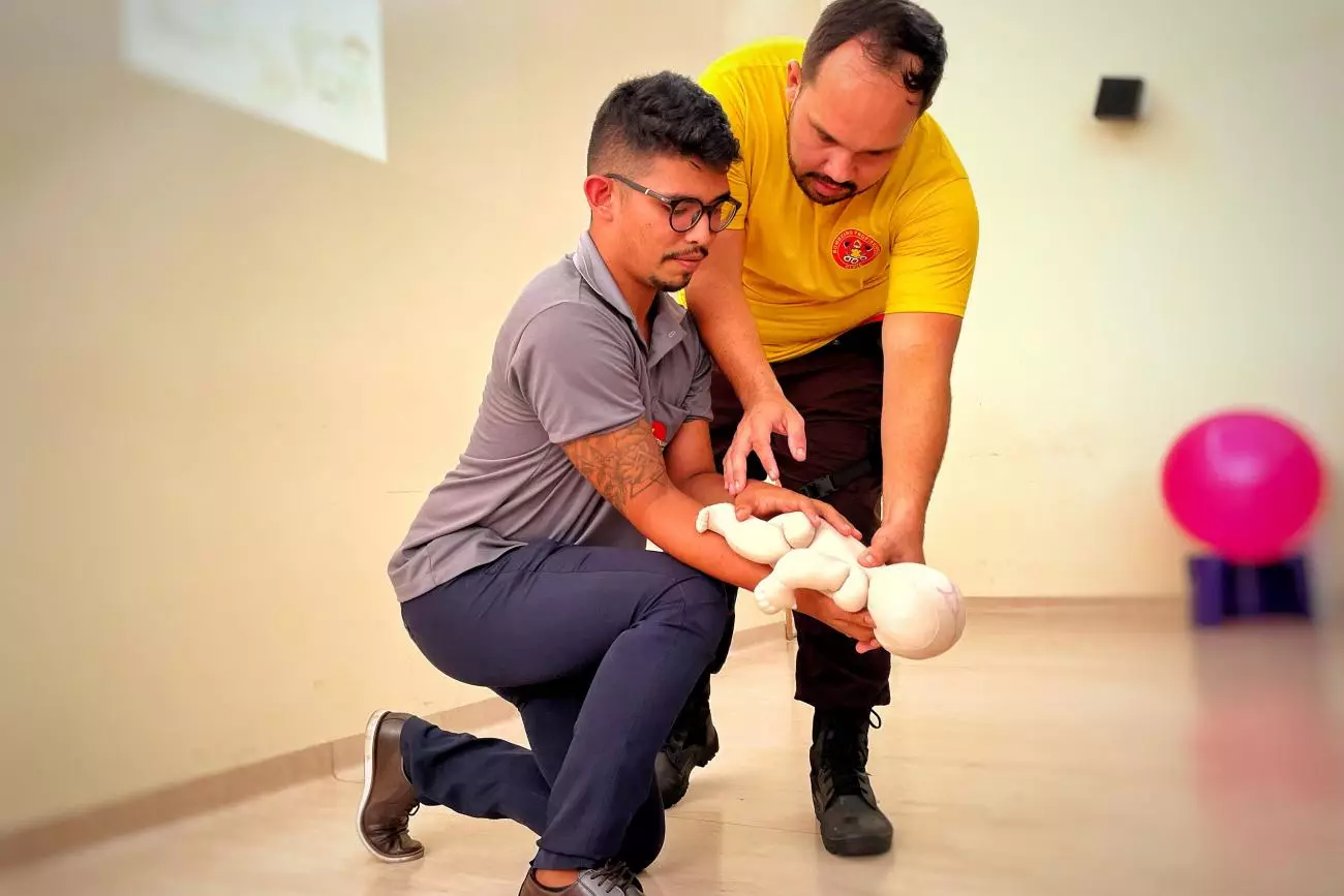 Bombeiro ensina a manobra de Heimlich