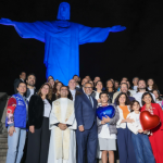 O diretor-geral da OMS, Tedros Adhanom Ghebreyesus e a ministra da Saúde, Nísia Trindade, no Cristo Redentor, com brasileiros juntos pela luta contra o câncer cervical