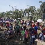 Um grupo de pessoas espera para receber alimentos devido à escassez após o furacão Otis em Guerrero, México | Foto de Silvana Flores