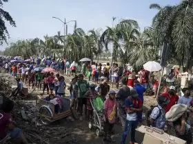 Um grupo de pessoas espera para receber alimentos devido à escassez após o furacão Otis em Guerrero, México | Foto de Silvana Flores