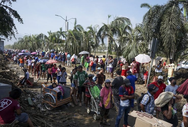 Um grupo de pessoas espera para receber alimentos devido à escassez após o furacão Otis em Guerrero, México | Foto de Silvana Flores