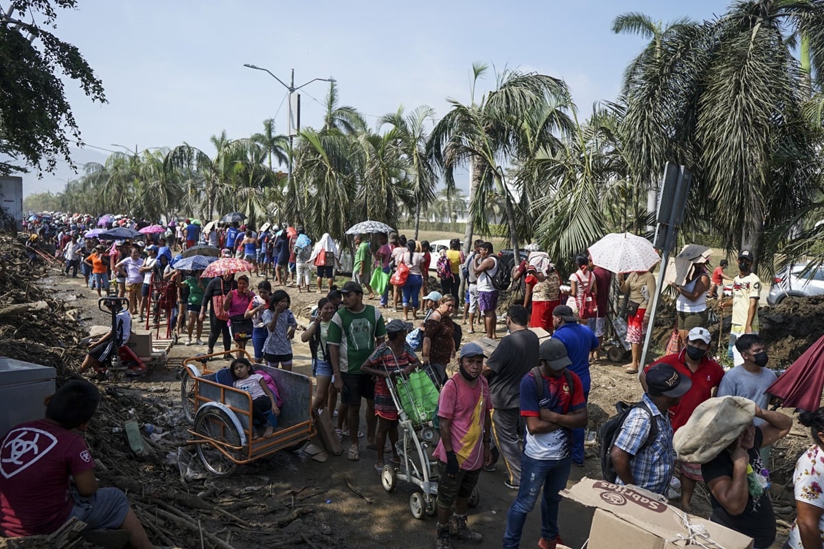 Um grupo de pessoas espera para receber alimentos devido à escassez após o furacão Otis em Guerrero, México | Foto de Silvana Flores