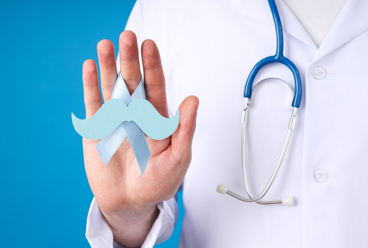 Uma fita azul com bigode na mão de um médico masculino Por AtlasComposer