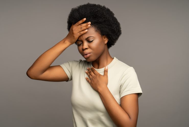 Mulher negra doente e insalubre com sintomas do vírus da gripe, com alta temperatura, dor de cabeça, tontura. Por varyapigu